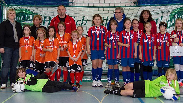 Im Endspiel der U11 unterlag der SV Reitsch der TSG Bamberg mit 3:6. Der SV Reitsch spielte mit (stehend) Marie Wich, Romy Trinkwalter, Anna-Lena Welscher, Laura Weich, Kim-Antonia Bayer, Alina Jakob und Torhüterin Jana-Maria Koller. Mit im Bild Sabine Bucher (BFV) und die Trainer Kerstin Adam und Jörg Weich sowie der Endspielpartner (rechts).