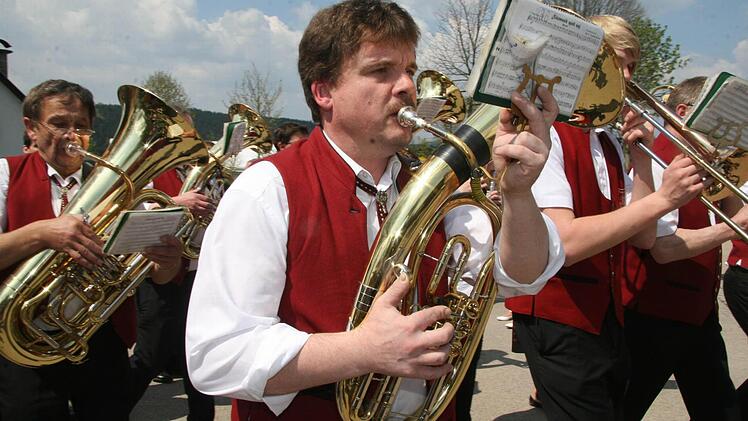 Zwei Musikvereine begleiteten den Festzug zum Schnupferverein-Jubiläum: Musikverein Hesselbach (Bild) und Musikverein Grössau-Posseck.