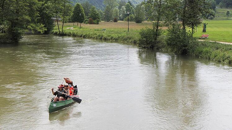Wie dieser Paddler suche viele Abenteuerlustige die Freiheit in der Fränkischen Schweiz.
