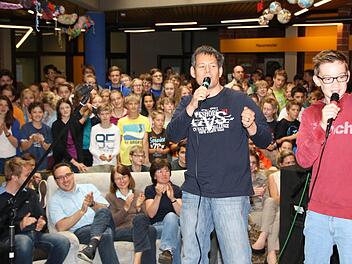 Lehrer Joachim Ostheimer musste vor den Lehrern und Schülern sein Gesangstalent unter Beweis stellen.Foto: Ralf Ruppert