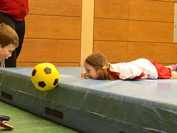 Vergnügen garantiert: Von der Fußball-AG in der Großgemeinde Oerlenbach lassen sich auch Mädchen begeistern. Foto: Jürgen Schmitt