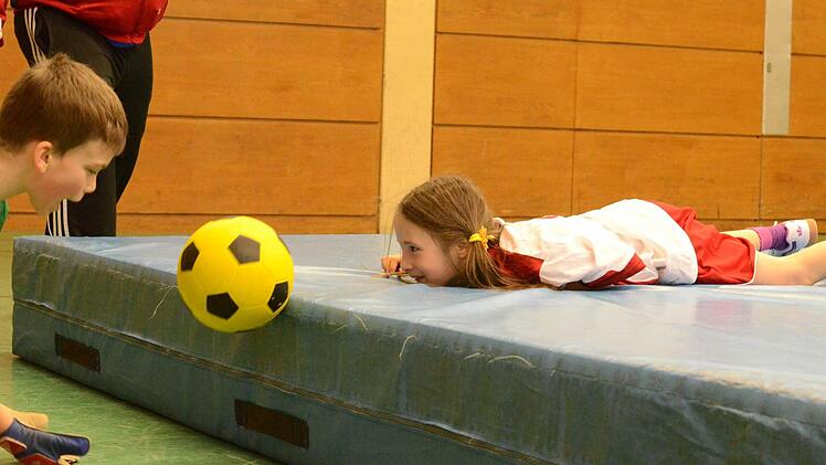 Vergnügen garantiert: Von der Fußball-AG in der Großgemeinde Oerlenbach lassen sich auch Mädchen begeistern. Foto: Jürgen Schmitt
