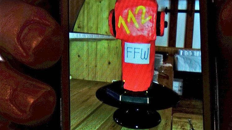 Das war der süße Hydrant, eine kunstvolle Feuerwehrtorte von Florian Schaub.Foto: Schaar