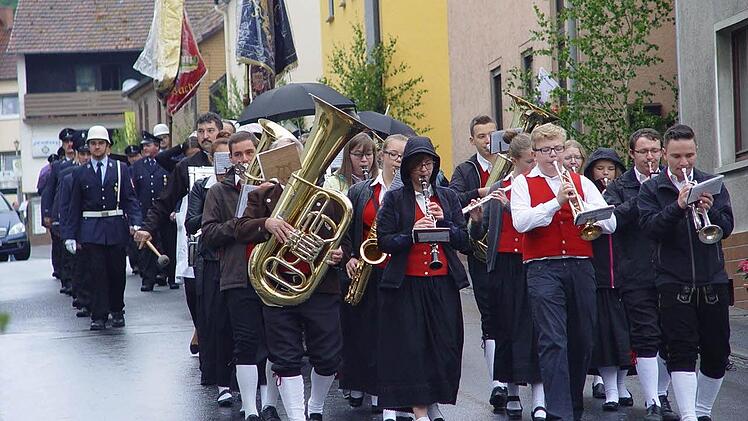 Festlich zogen am Sonntagvormittag die Vereine, Ehrengäste und Gäste mit dem Musikverein in die Kirche von Zeitlofs ein. Die "Dreieinigkeitskirche" feierte ihr 275-jähriges Jubiläum. Foto: Brigitta Kempe-Wolf
