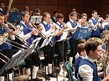 Konzentriert bei der Sache, jeder Ton sitzt. Mit einem gelungenen Repertoire verschiedener Musikrichtungen unterhielt das Jugendblasorchester Scholz aus Geroda die Zuhörer im Staatsbad.  Foto: Rolf Pralle