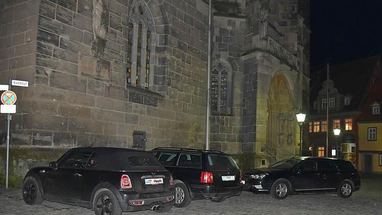 Weil es an Parkplätzen innerorts fehlt, stehen vor der Morizkirche regelmäßig unerlaubter Weise parkende Autos und zwar zu allen Zeiten. Klemmt dann ein Knöllchen unter dem Scheibenwischer ist der Ärger groß. Foto: Gabi Arnold