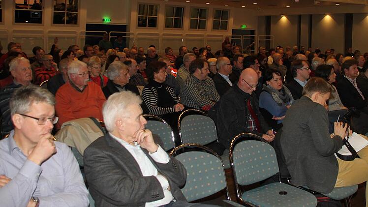 Rund 200 Bürger waren in die Stadthalle gekommen.