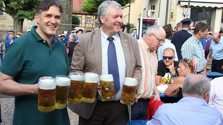 Der Vize und sein Chef: Zwei Bürgermeister als Bedienungen.