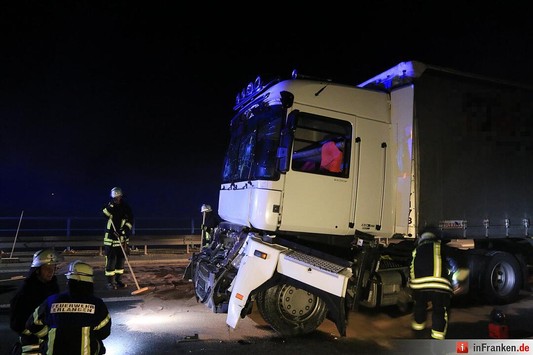 Lkw prallt gegen Stauende auf A3