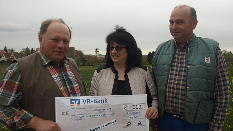 300 Euro spendeten die Jagdgenossen Ebenhausen für die Restaurierung der Orgel. Auf unserem Foto übergibt der bisherige Vorsitzende Wolfgang Greubel (links) den symbolischen Scheck an Kirchenpflegerin Martina Greubel. Rechts Manfred Greubel, der neue Vorsitzende der Jagdgenossenschaft.  Foto: Stefan Geiger
