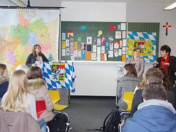Unter Moderation von (von links) Viola Frick stellten sich die Landtagsabgeordneten Ulrike Gote und Susann Biedefeld den Fragen der Zehntkl&auml;ssler.  Fotos: Heike Sch&uuml;lein