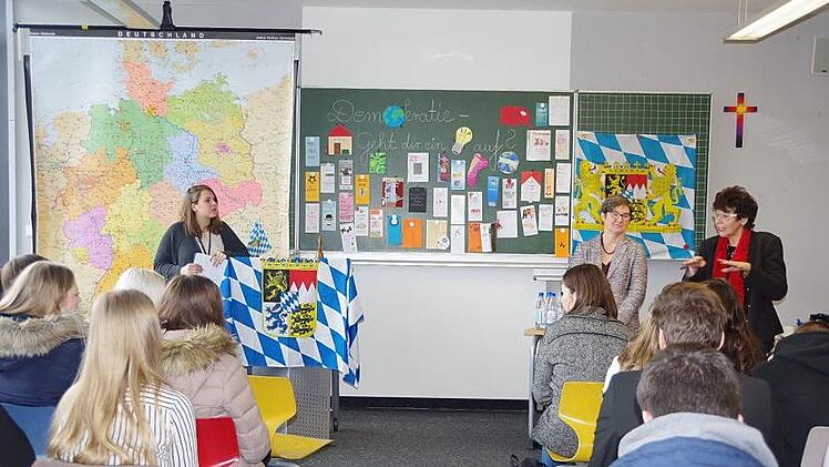 Unter Moderation von (von links) Viola Frick stellten sich die Landtagsabgeordneten Ulrike Gote und Susann Biedefeld den Fragen der Zehntkl&auml;ssler.  Fotos: Heike Sch&uuml;lein