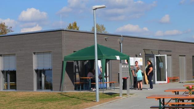 Von außen sieht man es dem Gebäude nicht an, dass es aus 19 "Containern" in Holz-Modulbauweise handelt.  Fotos: Andrea Spörlein