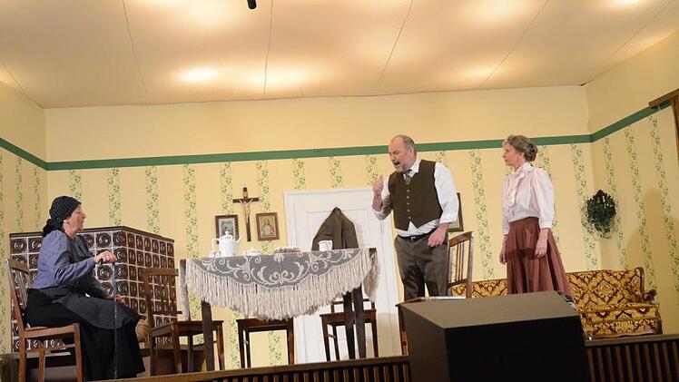 Die "Kättl", Rosi Popp (links), weiß schlimme Vorhersagen aufgrund ihres "Abeglaums" und schockt damit "Georg", Alex Böhm und "Kull", Christine Böhm, die Eltern von Ludwig. Foto: Karl-Heinz Hofmann