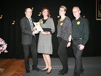 Der Vorsitzende der Sängergruppe Bad Kissingen, Siegfried Gottwald (von links), ehrt Inge Metz und Bettina Faber, daneben Vorsitzender Joahannes Rothaler.Gabriele Sell