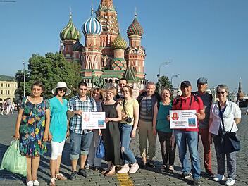 Die Gruppe mit einigen Gastgebern vor der Basiliuskathedrale auf dem Roten Platz: v. l. Beatrix Riegler, Julia Weiland, Miguel Santos Pereira, Alexandra Fleischer, Elena Dildina, Natascha und Ivan Sobolev, Edmund und Heidi Lenz, Lennart Fleischer, Eberhard Ranger und Sibylle Menzel Foto: privat