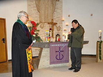 Diakon Kim Sell (rechts) hatte zum Jubiläum der evangelischen  Friedenskirche in Bad Brückenaus das Friedenslicht aus Bethlehem  mitgebracht und übergab es an Pfarrer Gerd Kirchner. Foto: Marion Eckert
