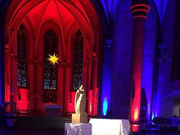 "Erweckung von Empathiefähigkeit"-  die moderne Pieta von Johanna Helle  war Mittelpunkt des Projektes "Andersraum 2020" in Lennep  (Nordrhein-Westfalen). Foto: Johanna Helle