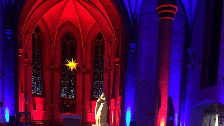 "Erweckung von Empathiefähigkeit"-  die moderne Pieta von Johanna Helle  war Mittelpunkt des Projektes "Andersraum 2020" in Lennep  (Nordrhein-Westfalen). Foto: Johanna Helle