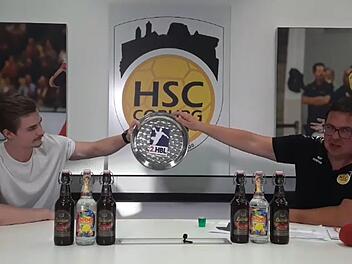 Meisterfeier einmal anders: Jakob Knauer (links) zeigt mit Thomas Apfel die Meisterschale. Mit einem Facebook-Live-Video feierte der Zweitliga-Meister HSC 2000 Coburg den Aufstieg in die Bundesliga.  Foto: Screenshot/Facebook