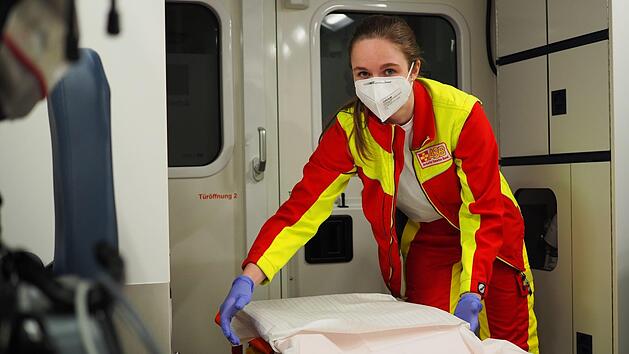 Nach jedem Einsatz bereitet Rettungssanit&auml;terin Rebecca Scholz den Rettungswagen auf. Fl&auml;chen und Ger&auml;te, mit denen der Patient Kontakt hatte, werden desinfiziert.  Foto: Cindy D&ouml;tschel