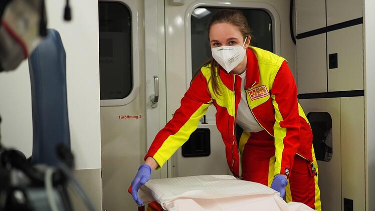Nach jedem Einsatz bereitet Rettungssanitäterin Rebecca Scholz den Rettungswagen auf. Flächen und Geräte, mit denen der Patient Kontakt hatte, werden desinfiziert.  Foto: Cindy Dötschel