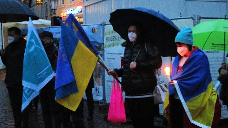 Die Nationalflagge der Ukraine und das Europa-Banner waren Begleiter bei der Mahnwache auf dem Marktplatz, die Patoralreferent Markus Waite und Maria Heckmann initiiert hatten. Foto: Winfried Ehling