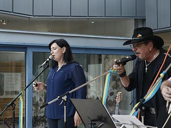 Die aus Poltawa geflüchtete Katerina Pikhur hatte beim Benefizkonzert für die Ukraine-Hilfe ihren ersten Auftritt in Deutschland als Mitglied der Formation I.P.A.D. Rechts Danny Wiegleb. Foto: Steffen Standke