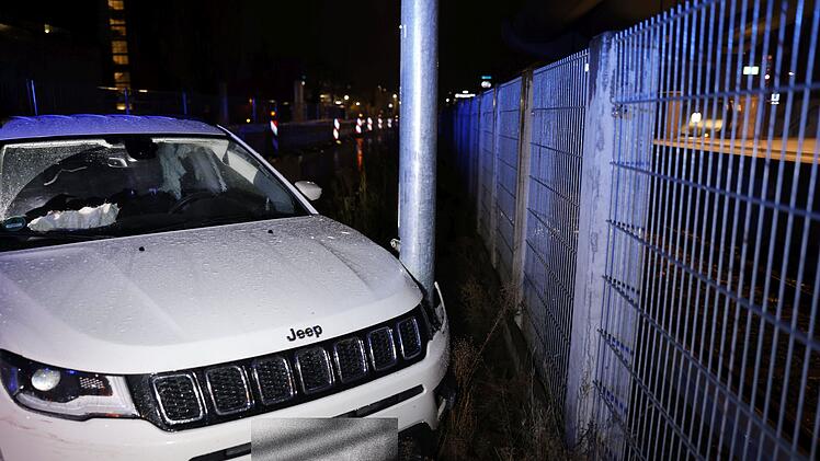 Nürnberg: Kurioser Unfall an U-Bahn-Station - Auto kracht gegen Laternenmast - Leuchte fällt aufs Gleis