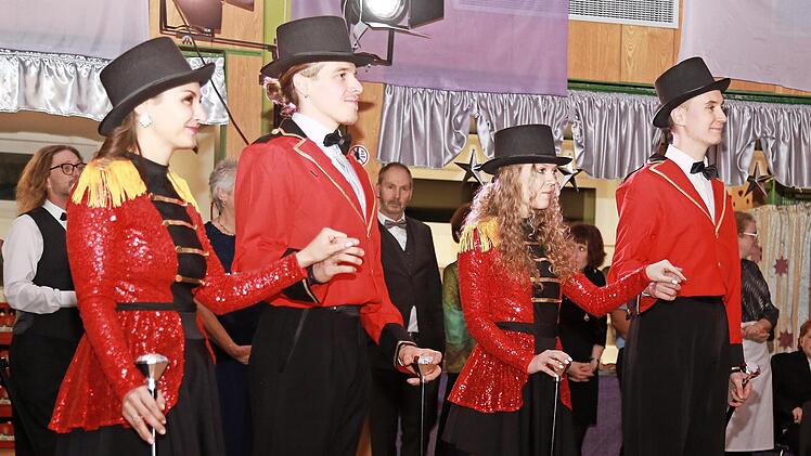 Die Lateinshow entf&uuml;hrt in den Zirkus.