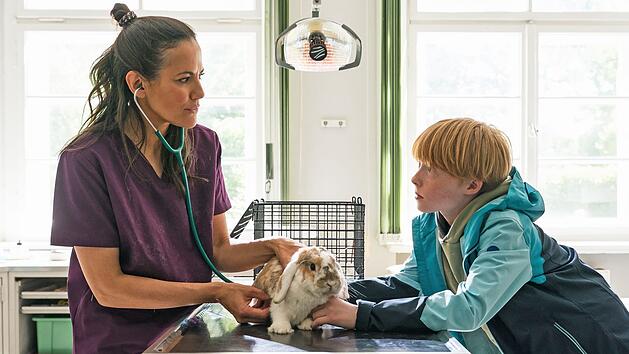 Der dreizehnj&auml;hrige Jannik (Felix N&ouml;lle) kommt aufgeregt mit seiner Kaninchendame Thea zu Maja (Bettina Zimmermann) in die Praxis. Er bef&uuml;rchtet, dass sie vergiftet wurde. Dabei steckt weit mehr hinter seiner Angst.