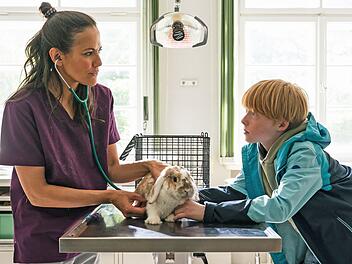 Der dreizehnj&auml;hrige Jannik (Felix N&ouml;lle) kommt aufgeregt mit seiner Kaninchendame Thea zu Maja (Bettina Zimmermann) in die Praxis. Er bef&uuml;rchtet, dass sie vergiftet wurde. Dabei steckt weit mehr hinter seiner Angst.