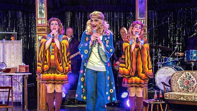 Auf der Theaterb&uuml;hne zelebrieren die Geschwister Pfister eine &Uuml;bersteigerung des Schlagers und zeigen damit, dass man Kitsch gleichzeitig parodieren und tief verehren kann.