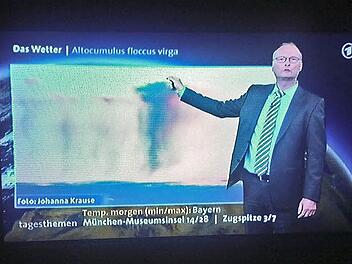Wenige Stunden später lüftete Wettermoderator Sven Plöger in den "Tagesthemen" das Geheimnis der "Quallenwolken".  Fotos: Johanna Krause