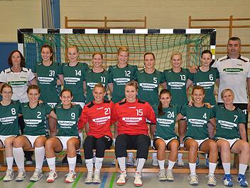 Die SG Garitz/Nüdlingen geht mit folgendem Team in die neue Saison: (hinten, von links) Christiana Schlotter (Betreuerin), Anna-Lena Paech, Julia Albert, Manuela Schäfer, Franziska Thomas, Lisa Wenzke, Nina Barnickel, Karin Wehner und Trainer Harum Tucovic sowie (vorne, von links) Carolin Annon, Verena Metz, Sabrina Kleinhenz, Pia Kunzmann, Stephanie Piske, Anna Zimmer, Anna Kleinhenz und Claudia Pfleger. Es fehlen: Natascha Will und Theresa Kleinhenz.
