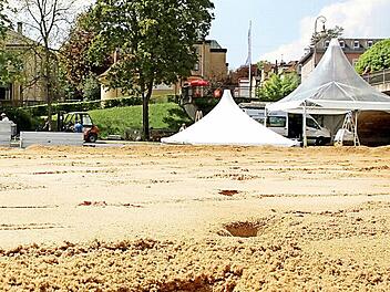 Der Stadtstrand 2014 wird aufgebaut. Das Eröffnungsdatum soll der 1. Mai sein. Fotos: Benedikt Borst