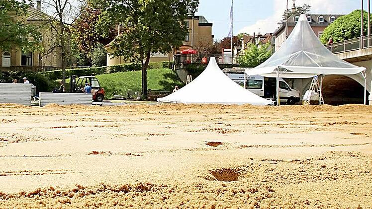 Der Stadtstrand 2014 wird aufgebaut. Das Eröffnungsdatum soll der 1. Mai sein. Fotos: Benedikt Borst