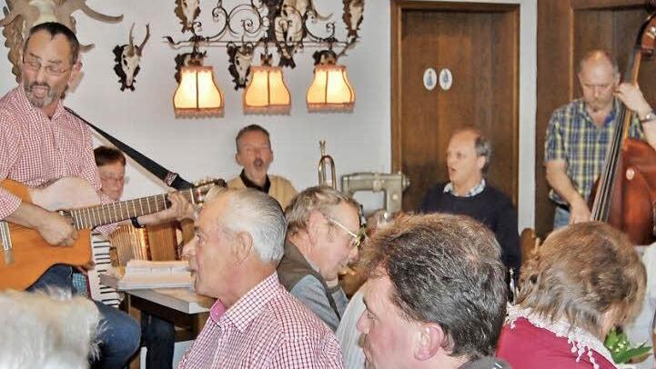 Auswendig oder mit Textbuch wurde den ganzen Abend stimmungsvoll gesungen. Fotos: Sigismund v. Dobschütz