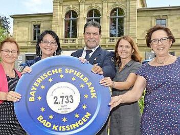 Jeweils 911 Euro aus dem Erlös des Sommerfestes der Spielbank Bad Kissingen erhielten Förderverein Maria Bildhausen, Rotes Kreuz und Kissinger Tafel. Auf unserem Foto von links: Michaela Wedemann (Förderverein), Spielbankdirektorin Heidrun Vorndran, Steffen Kuhn (Wasserwacht/Rotes Kreuz), von der Kissinger Tafel Marina Schachenmayer-Wiesend und die Schirmherrin von "Drehen und Spielen für Bedürftige", Bezirksrätin Karin Renner.  Foto: Peter Rauch