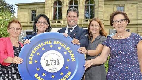 Jeweils 911 Euro aus dem Erlös des Sommerfestes der Spielbank Bad Kissingen erhielten Förderverein Maria Bildhausen, Rotes Kreuz und Kissinger Tafel. Auf unserem Foto von links: Michaela Wedemann (Förderverein), Spielbankdirektorin Heidrun Vorndran, Steffen Kuhn (Wasserwacht/Rotes Kreuz), von der Kissinger Tafel Marina Schachenmayer-Wiesend und die Schirmherrin von "Drehen und Spielen für Bedürftige", Bezirksrätin Karin Renner.  Foto: Peter Rauch