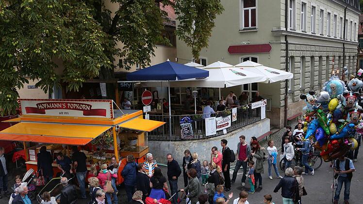 Der Popcornstand am Leinritt war auch heuer begehrtes Ziel der Kerwabesucher.