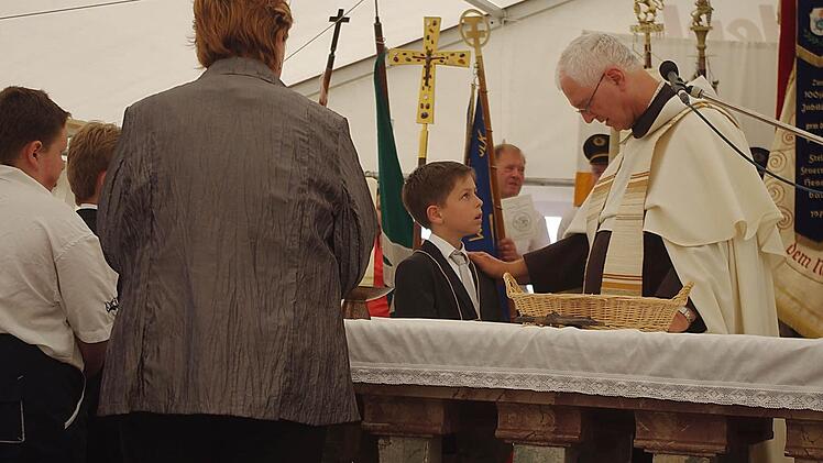 Karmelitenpater Wolfgang Schumacher nahm am Sonntagnachmittag die Kommunionkinder sowie drei Erwachsene in die Skapulierbruderschaft auf. Foto: Heike Schülein