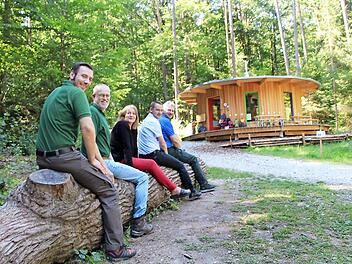 Auf dem Holzpferd reiten, wie die Waldwichtel des Burgebracher Kindergartens und vielleicht auch Besucher der Walderlebnistage Burgebrach: Forstdirektor Hans Schmid. Bürgermeister Johannes Maciejonczyk, Kindertagesstättenleiterin Andrea Oberst, Revierleiter Jörg Dettloffs und Waldpädagogik-Experte Andreas Schmitt (von rechts).  Foto: Anette Schreiber