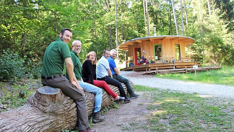 Auf dem Holzpferd reiten, wie die Waldwichtel des Burgebracher Kindergartens und vielleicht auch Besucher der Walderlebnistage Burgebrach: Forstdirektor Hans Schmid. Bürgermeister Johannes Maciejonczyk, Kindertagesstättenleiterin Andrea Oberst, Revierleiter Jörg Dettloffs und Waldpädagogik-Experte Andreas Schmitt (von rechts).  Foto: Anette Schreiber
