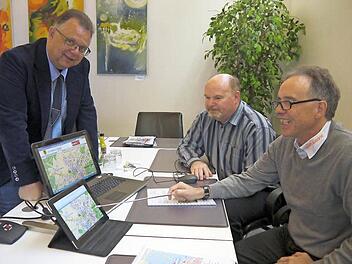 Letzte Besprechung, bevor der neue interaktive Stadtplan auf die Neustadter Homepage gestellt wird: (von links) Martin Stingl, Rolf Höfner und Peter Dierckx. Foto: Berthold Köhler