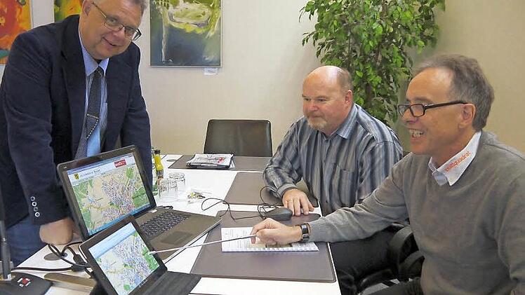 Letzte Besprechung, bevor der neue interaktive Stadtplan auf die Neustadter Homepage gestellt wird: (von links) Martin Stingl, Rolf Höfner und Peter Dierckx. Foto: Berthold Köhler