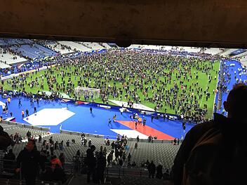 Viele Zuschauer wollten das Stadion zunächst verlassen, wurden von den Sicherheitskräften aber in den Innenraum zurückgeschickt.  Foto: privat