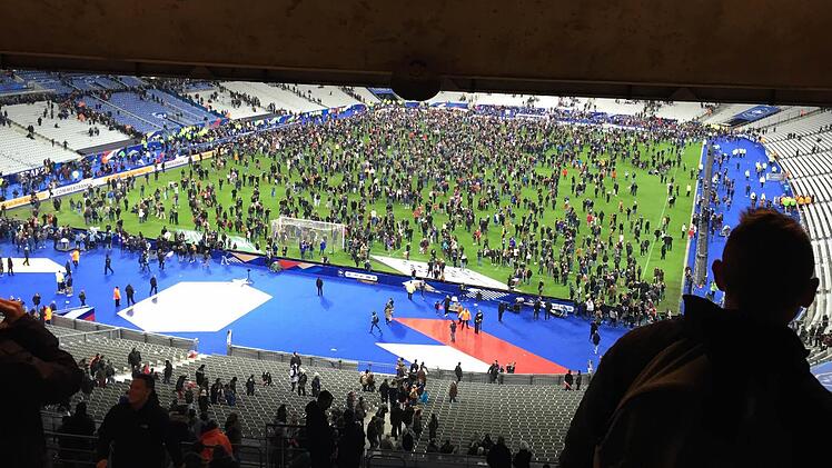 Viele Zuschauer wollten das Stadion zunächst verlassen, wurden von den Sicherheitskräften aber in den Innenraum zurückgeschickt.  Foto: privat