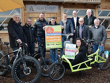 Freuen sich auf die 6. Fahrzeugschau Elektromobilität (von links): Walter Raab, Sergej Hessler (Autohaus Gaul und Klamt), Jürgen Gaul, Projektmanager Jörg Geier, Stephan Stoltenberg (Media Markt), Projektmanager Ulrich Leber, Bürgermeister Bruno Altrichter, der Vorsitzende des Fördervereins M-E-NES, Hubert P. Büchs, Fahrradhändler Bernhard Wolf und Teamassistentin Bianca Benkert. Foto: Stefan Kritzer