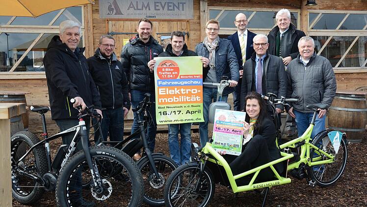Freuen sich auf die 6. Fahrzeugschau Elektromobilität (von links): Walter Raab, Sergej Hessler (Autohaus Gaul und Klamt), Jürgen Gaul, Projektmanager Jörg Geier, Stephan Stoltenberg (Media Markt), Projektmanager Ulrich Leber, Bürgermeister Bruno Altrichter, der Vorsitzende des Fördervereins M-E-NES, Hubert P. Büchs, Fahrradhändler Bernhard Wolf und Teamassistentin Bianca Benkert. Foto: Stefan Kritzer
